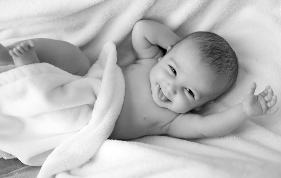 fisioterapia-pediatrica-bebe-blanco-y-negro